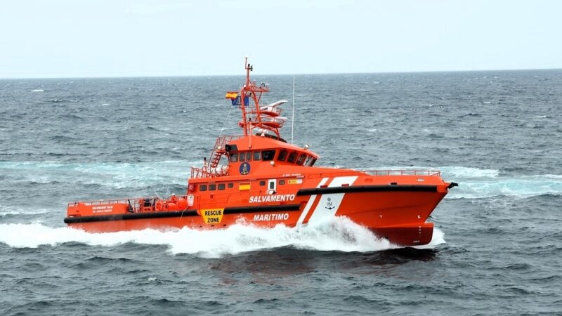 Salvamento asiste a un cayuco con unas 50 personas cerca de Gran Canaria