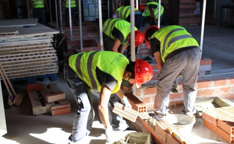 El paro baja en 423 personas en marzo en Canarias