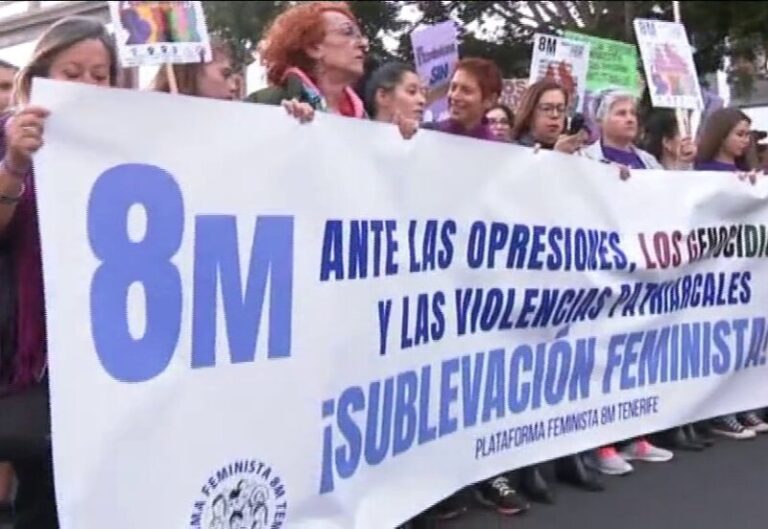 Las calles canarias se tiñen de morado para clamar por la igualdad en este 8M
