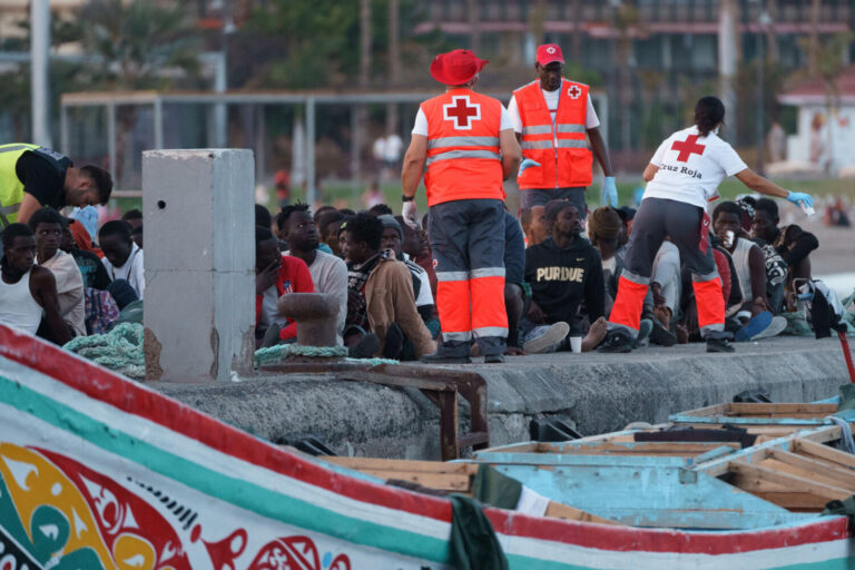 Unos 200 migrantes llegan este domingo a El Hierro y Tenerife