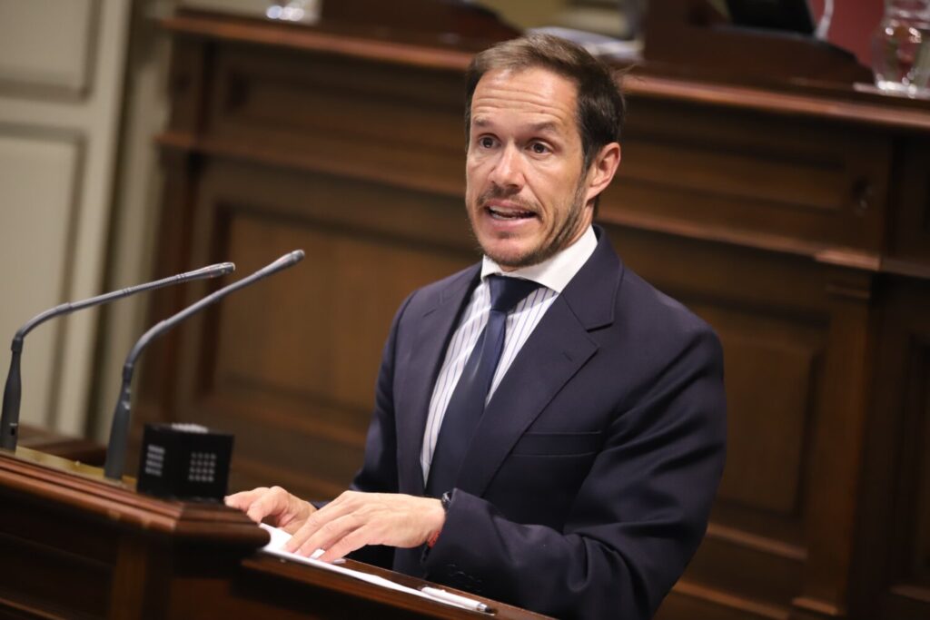 Imagen de Mariano Hernández Zapata durante el Pleno del Parlamento. Foto Consejería Transición Ecológica