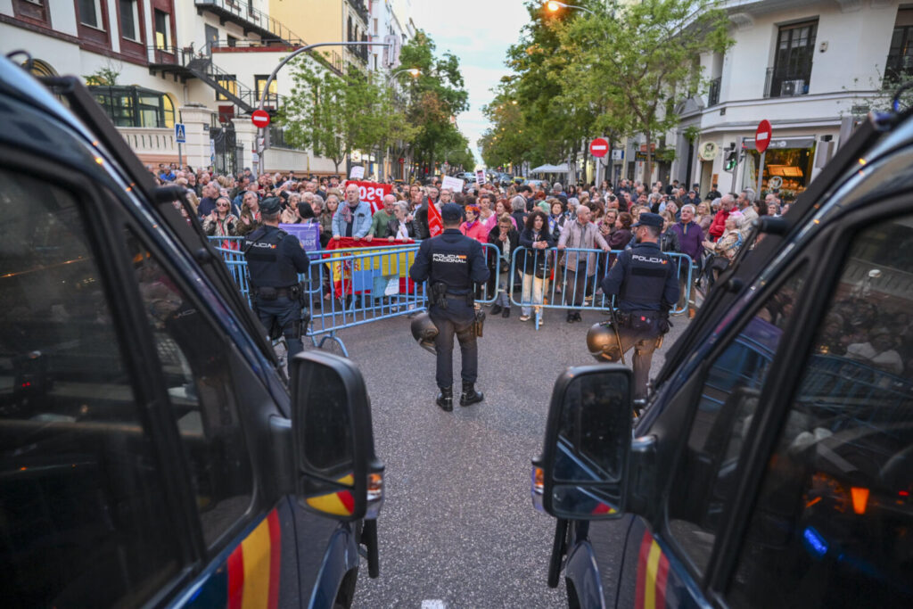 Ferraz se divide en dos manifestaciones, una de apoyo a Sánchez y otra en contra
