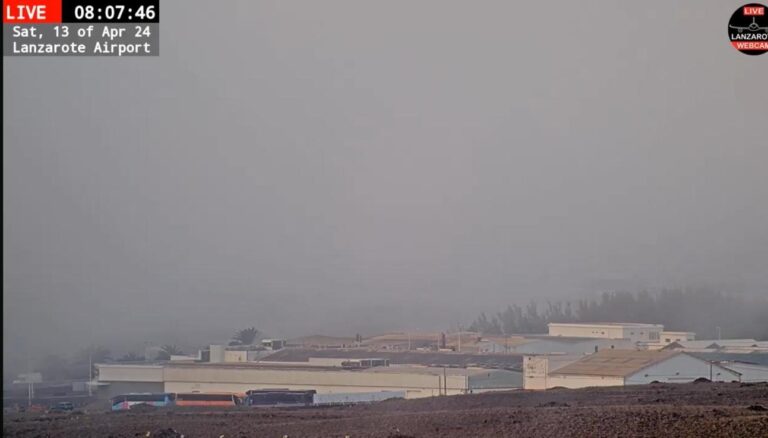 La baja visibilidad provoca cancelaciones y desvíos en el aeropuerto de Lanzarote