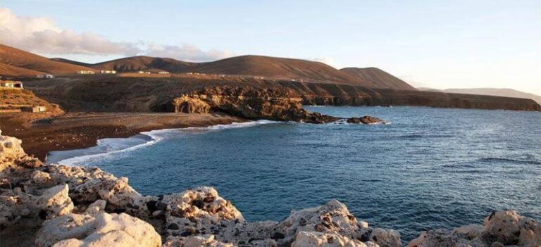 Vecinos de Ajuy se concentran en protesta por los permisos solicitados para la posible extracción de tierras raras