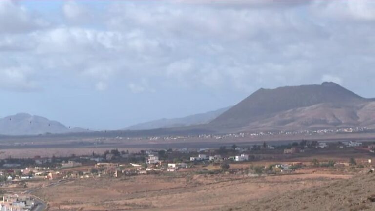 Los cabildos se posicionan en contra de la búsqueda de tierras raras en Fuerteventura