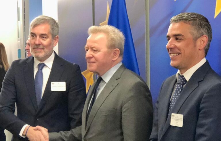 Clavijo arranca en Bruselas el sí del comisario europeo de Agricultura para revisar el POSEI