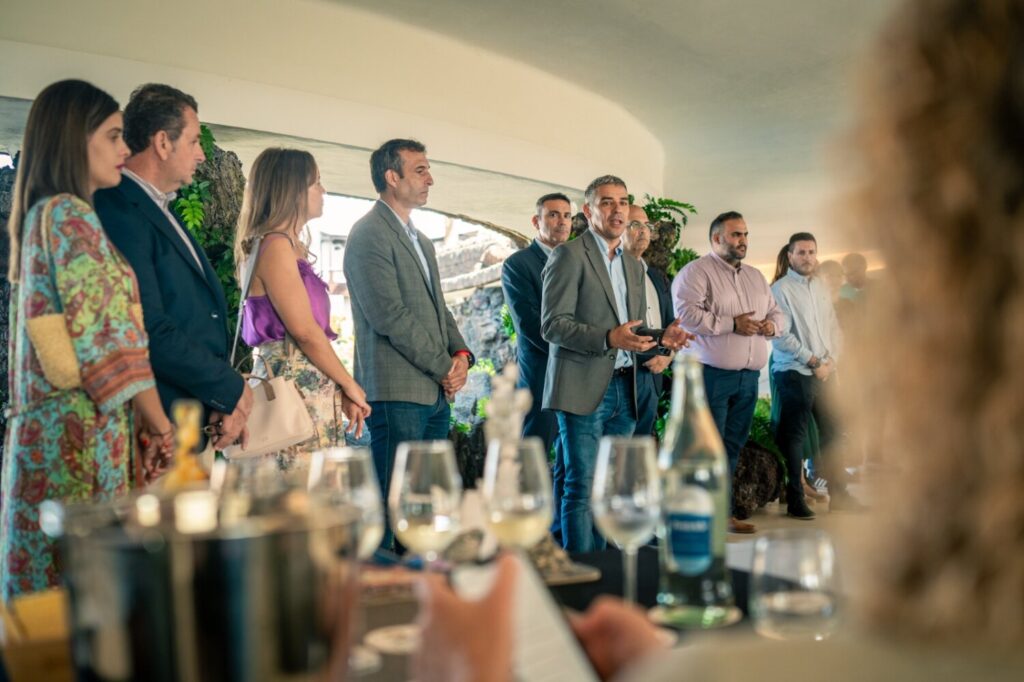 En la inauguración del concurso estuvieron presentes el consejero de Agricultura, Ganadería, Pesca y Soberanía Alimenataria,  Narvay Quinterio, el presidente del Cabildo insular, Oswaldo Betancort, el alcalde del Ayuntamiento de Haría, Alfredo Villalba, y la primera teniente de alcalde, Chaxiraxi Niz, entre otras autoridades. Fotografía: Gobierno de Canarias