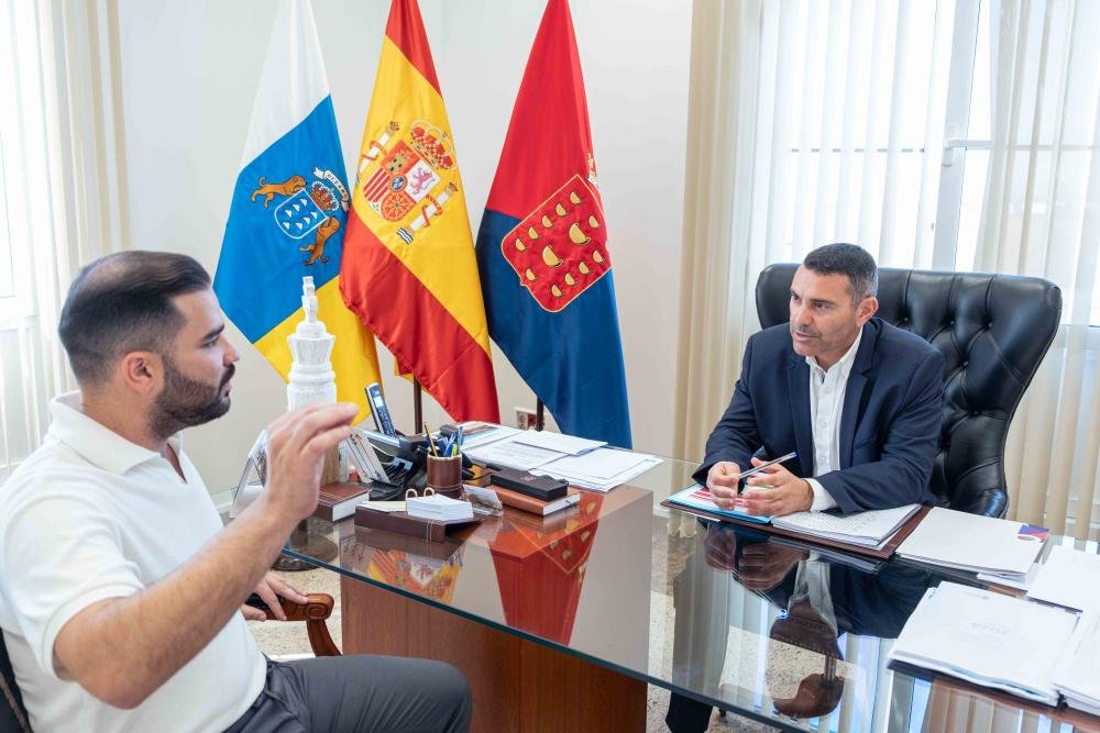 El presidente del Cabildo de Lanzarote, Oswaldo Bentancort, y el consejero de Ordenación Turística, Jesús Machín. Imagen Cabildo de Lanzarote