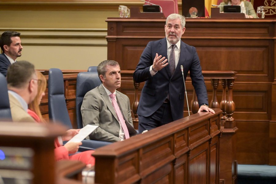 Clavijo se abre debate de una tasa turística en Canarias. Imgen: El presidente de Canarias, Fernando Clavijo, interviene en la sesión de control al Gobierno en el Parlamento de Canarias del miércoles 10 de abril. Gobierno de Canarias