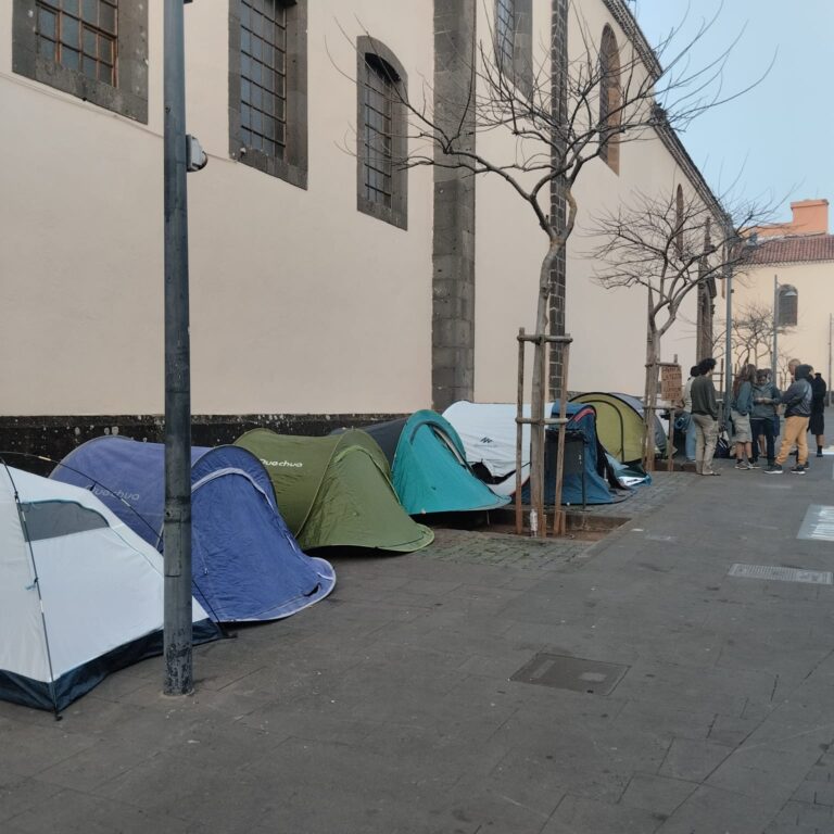 Una activista en huelga de hambre, atendida por hipoglucemia grave en Tenerife