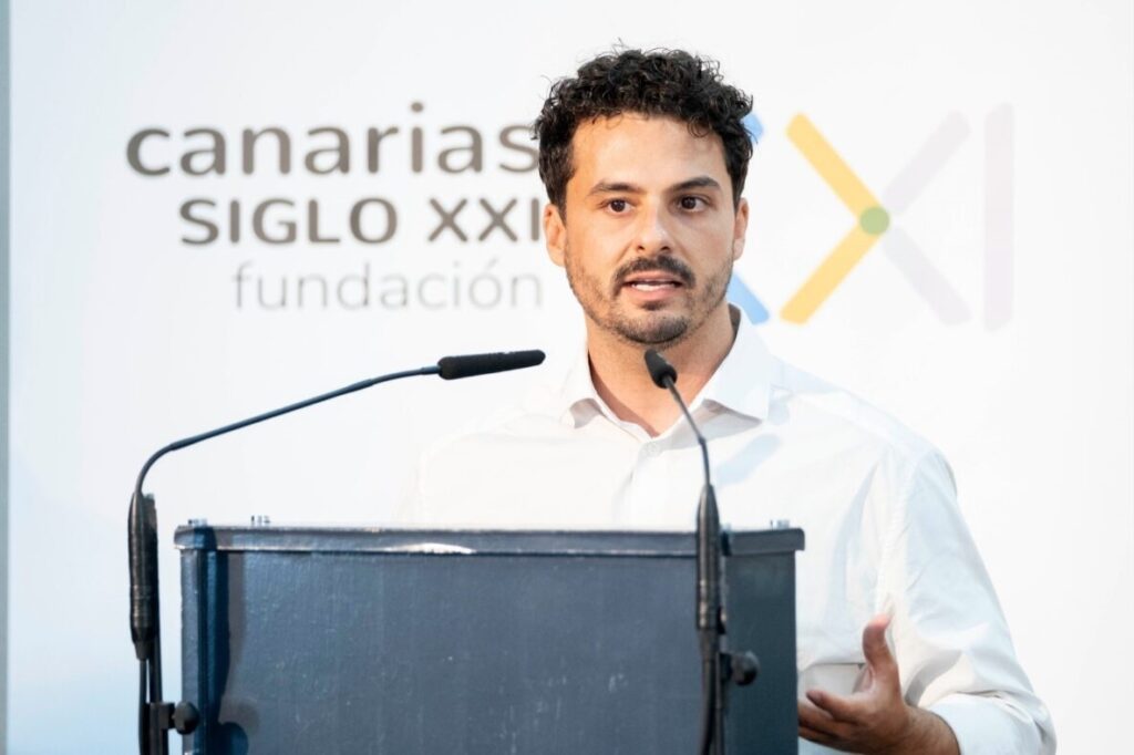 El secretario de Organización de Coalición Canaria, David Toledo, ha hecho una valoración tras el anuncio del presidente del Gobierno, Pedro Sánchez, de continuar al frente del Ejecutivo y considera que si bien la decisión en sí es respetable, "lo que no es respetable, ni tan siquiera asumible, son las formas y el periodo de reflexión que se ha pedido"