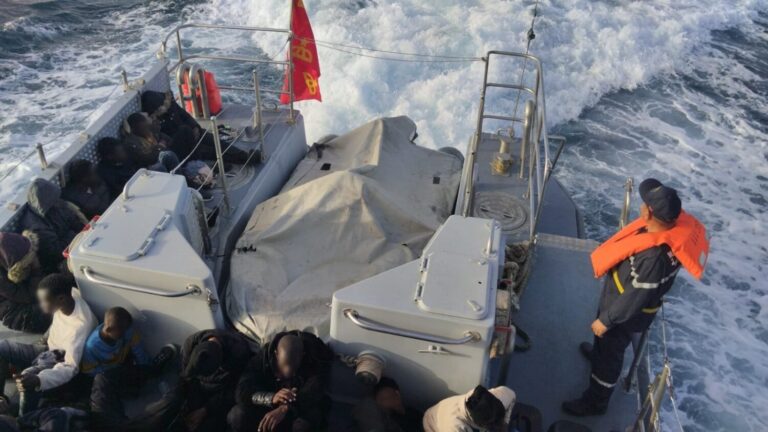 Marruecos rescata a 131 migrantes que se dirigían a Canarias