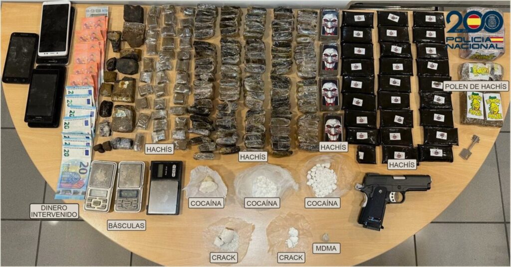 Detienen a dos jóvenes y desmantelan un punto de venta de drogas en Jinámar