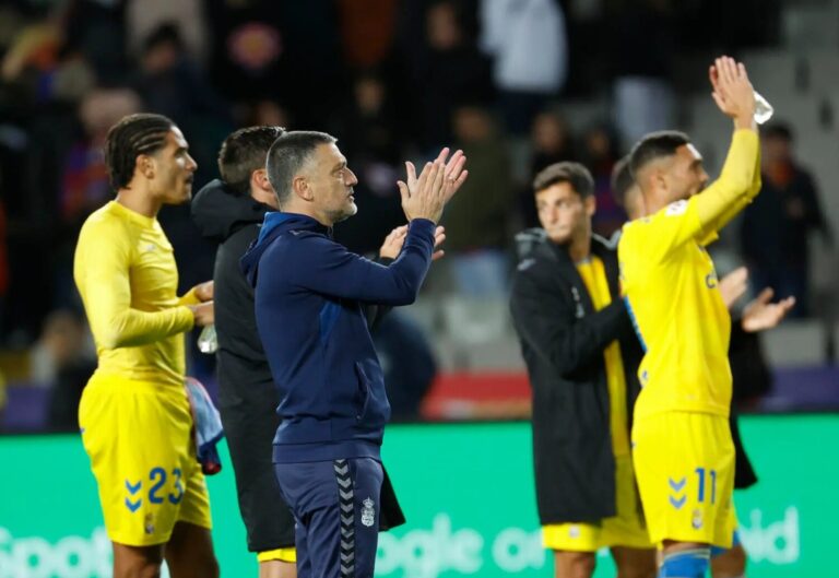 García Pimienta espera terminar con once jugadores en Vigo ante el Celta