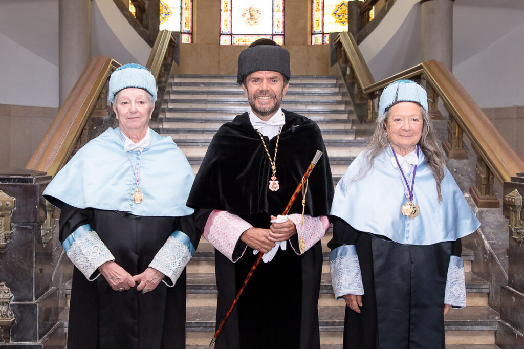 El rector, Francisco García, con Eulalia Pérez Sedeño y Elsa López Rodríguez. Imagen Universidad de La Laguna