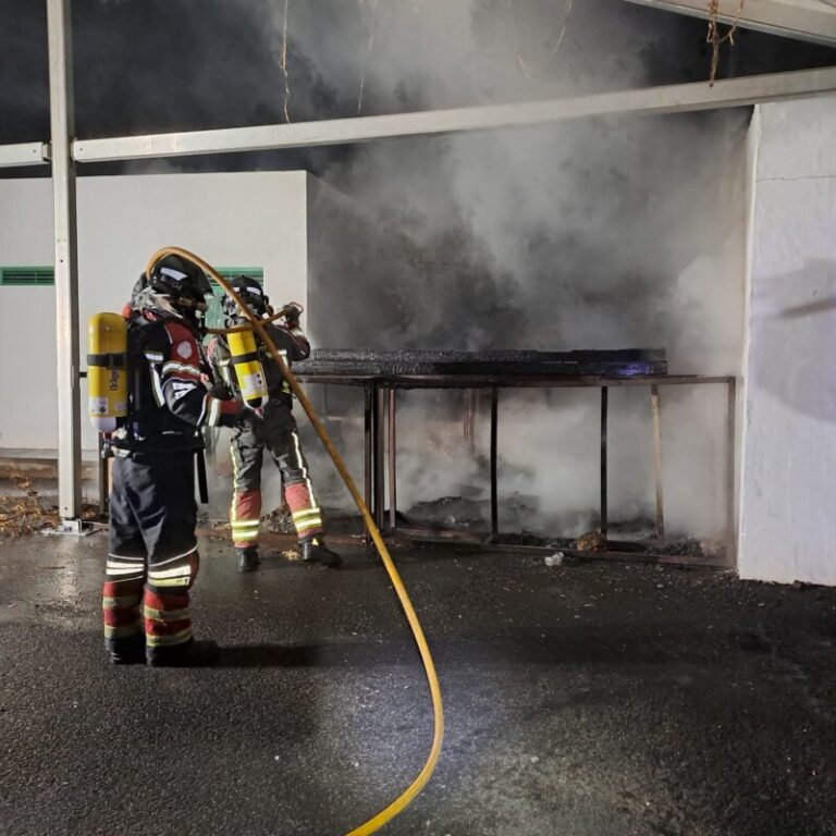 Incendio durante la madrugada en una explanada en Arrecife