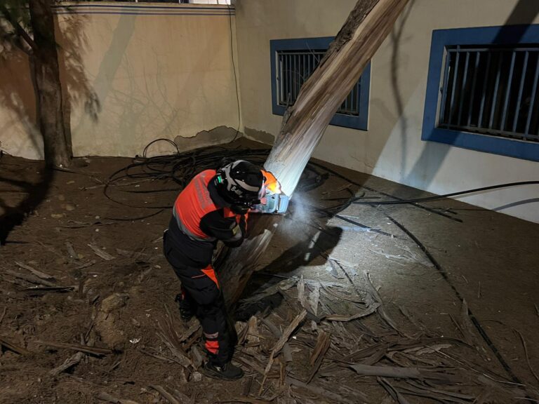 El fuerte oleaje en Canarias provoca numerosas incidencias y un centenar de evacuados