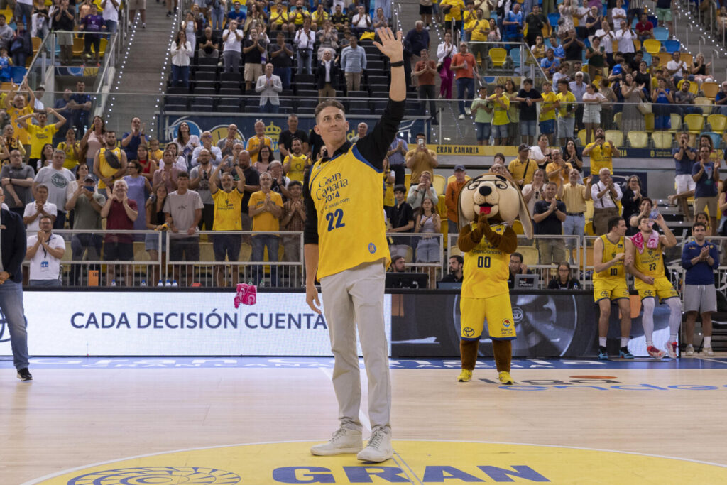 Gran Canaria Carroll. LAS PALMAS DE GRAN CANARIA, 14/04/2024.- El exjugador del GB Gran Canaria Jaycee Carrol (c), recibe un homenaje antes del partido de la jornada 29 de Liga Endesa disputado este domingo entre el Gran Canaria y el Morabanc Andorra. EFE/Quique Curbelo