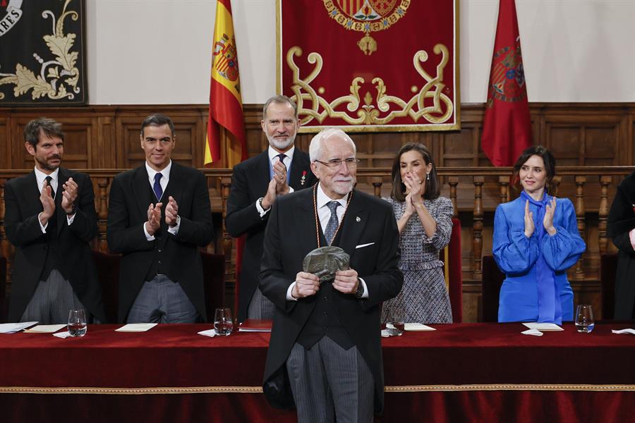 El escritor Luis Mateo Díez recibe de manos del rey el Premio Cervantes