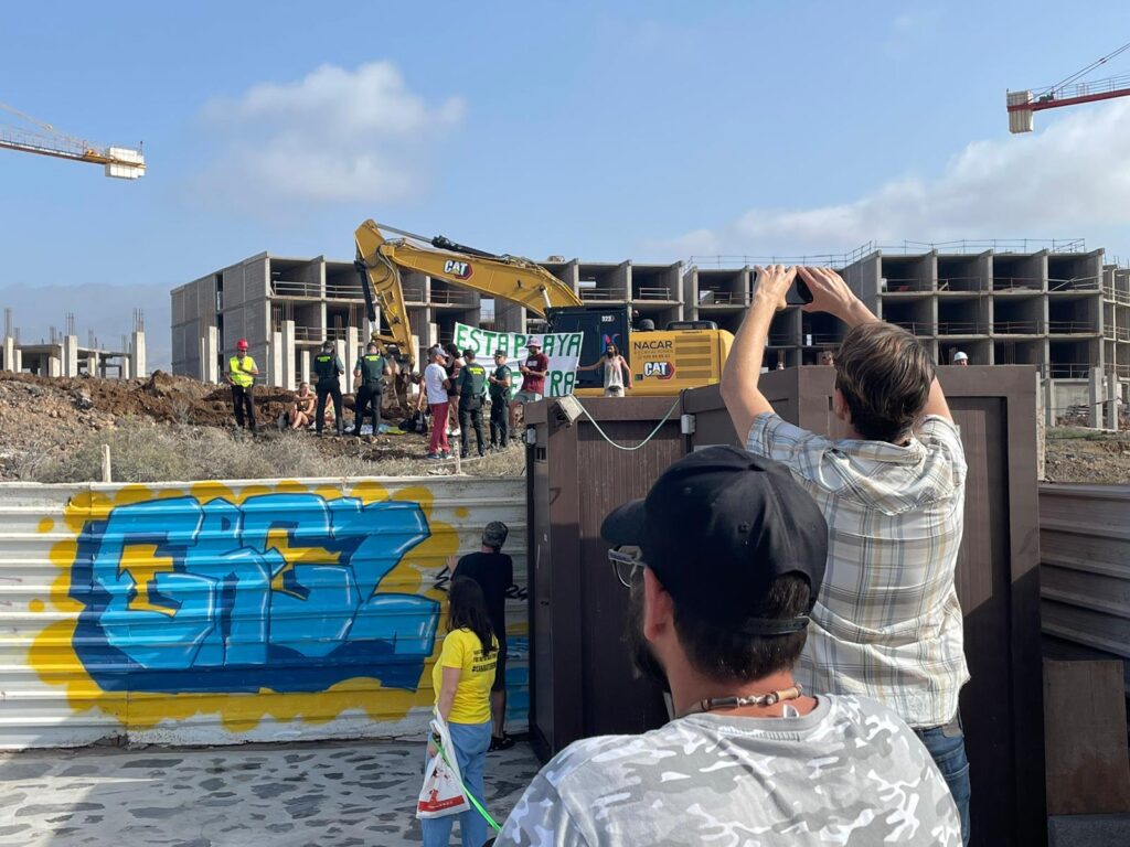 Varios activistas se meten y paralizan momentáneamente la obra del hotel de La Tejita. Foto Jessel Silva 