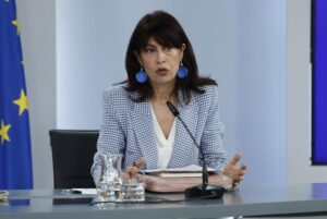 La ministra de Igualdad, Ana Redondo, ofrece una rueda de prensa tras la reunión semanal del Consejo de Ministros en el Palacio de la Moncloa, este martes. EFE/ J.J. Guillén