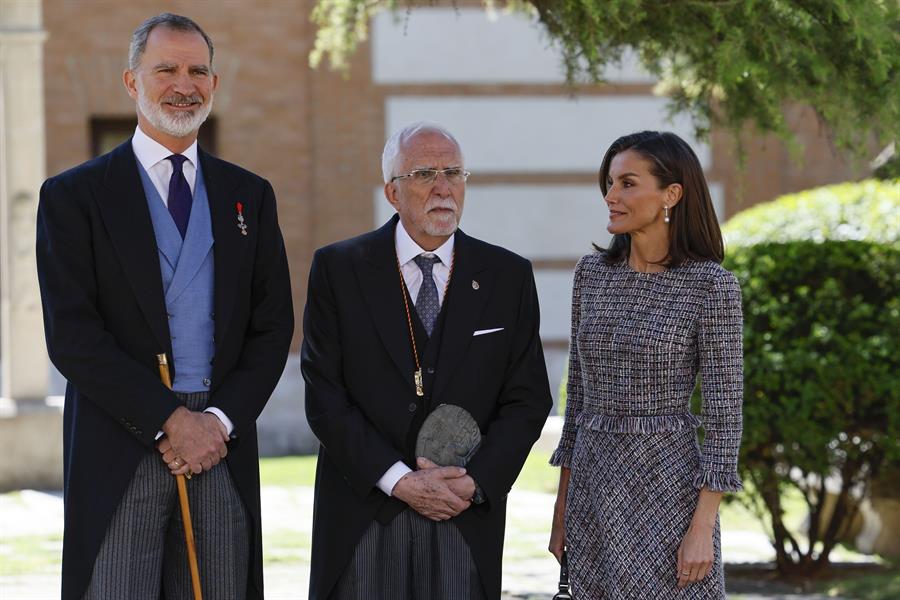 El escritor Luis Mateo Díez recibe de manos del rey el Premio Cervantes