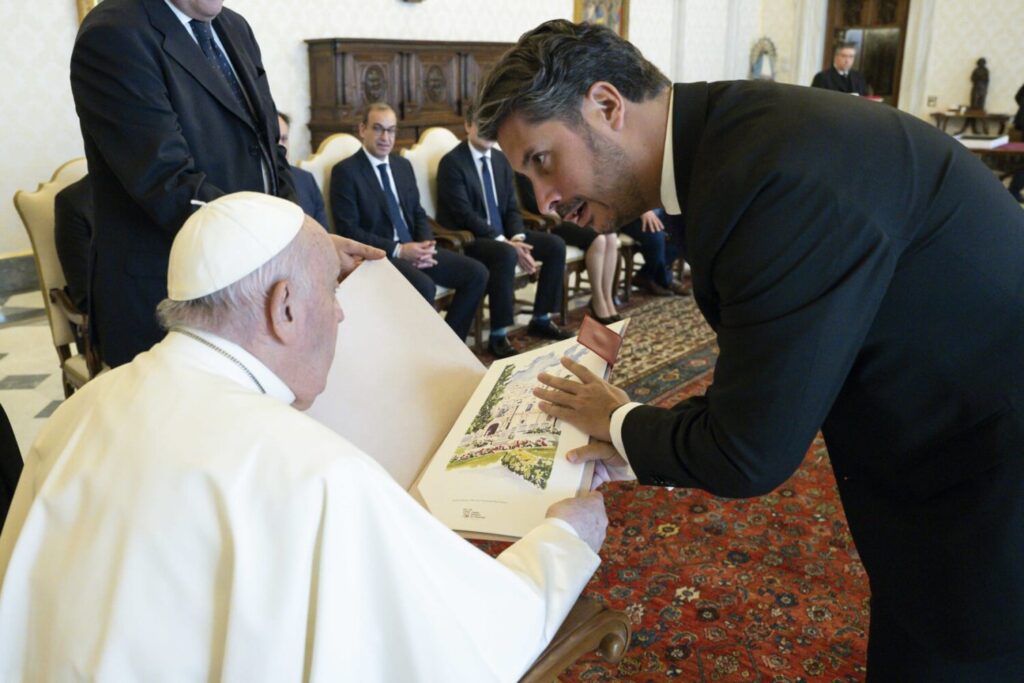 Imagen del alcalde de La Laguna y presidente de ciudades Patrimonio en el encuentro con el Papa Francisco. Foto Ayuntamiento de La Laguna