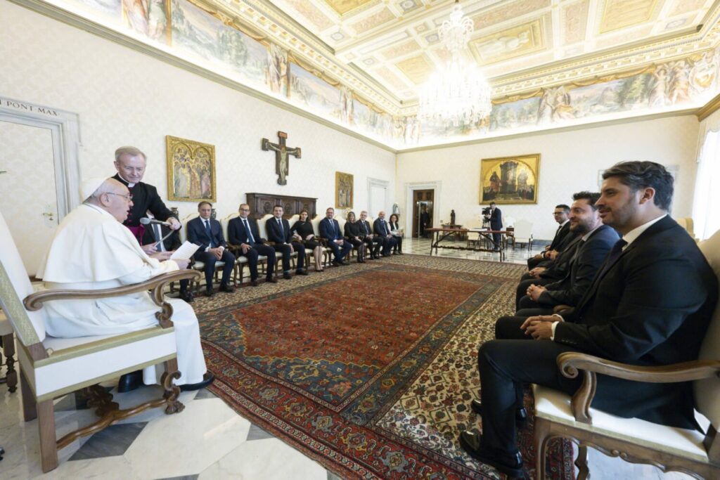 Imagen del alcalde de La Laguna y presidente de ciudades Patrimonio en el encuentro con el Papa Francisco. Foto Ayuntamiento de La Laguna