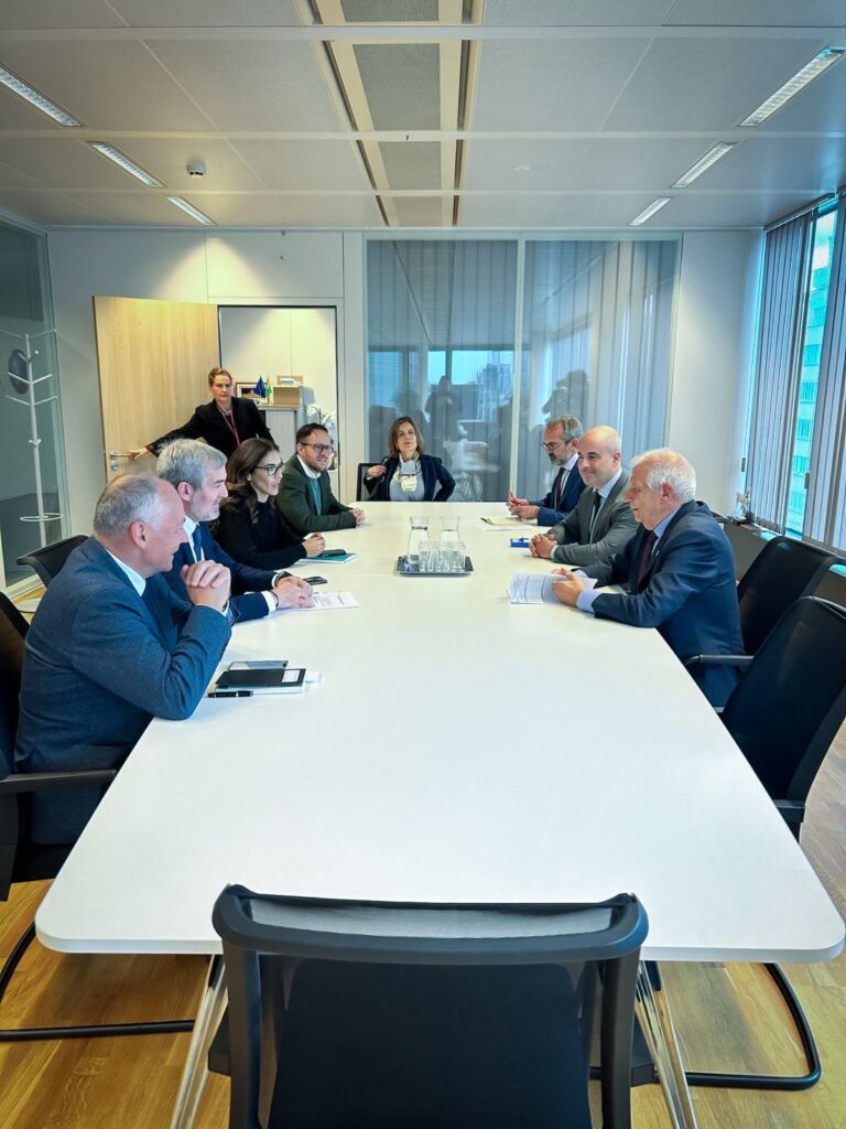 Canarias Bruselas. Encuentro de Fernando Clavijo y otros representantes del Gobierno de Canarias con Josep Borrell en Bruselas. Foto Gobierno de Canarias