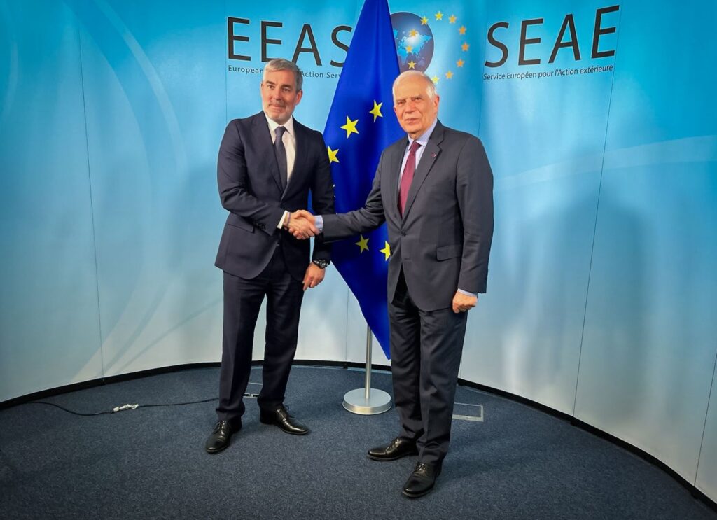 Canarias Bruselas. Imagen del saludo entre Fernando Clavijo y Josep Borrell. Foto del Gobierno de Canarias