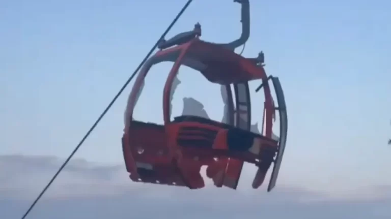 Al menos un muerto, 17 heridos y cientos de atrapados por el colapso de una torre de teleférico en Turquía