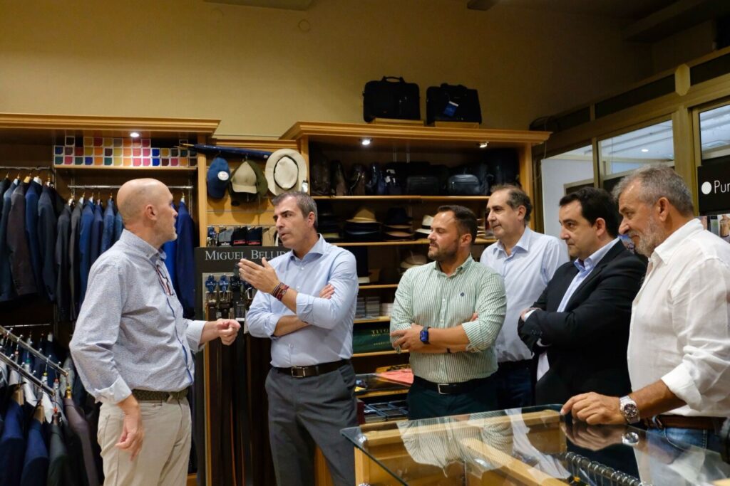 Manuel Domínguez visita la Zona comercial de Arrecife