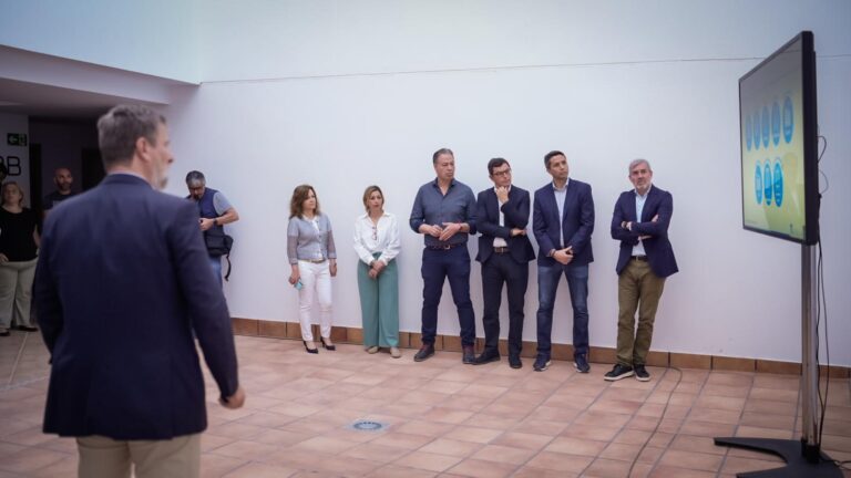 Clavijo subraya el compromiso en vivienda pública en la visita a un edificio en Agaete