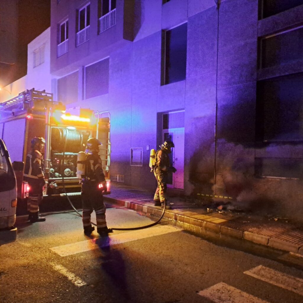 En la madrugada de este viernes, un incendio afectó la fachada de un edificio en la calle Panamá de Arrecife