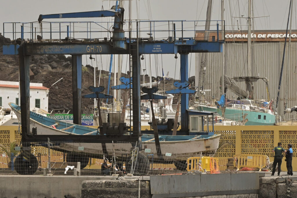 Vista de la embarcación donde viajaban los 72 personas rescatadas este jueves por la embarcación de Salvamento Marítimo, Salvamar Adhara, en aguas cercanas a El Hierro, y trasladados al puerto de La Restinga, en el municipio de El Pinar, en la isla de El Hierro. EFE/ Gelmert Finol