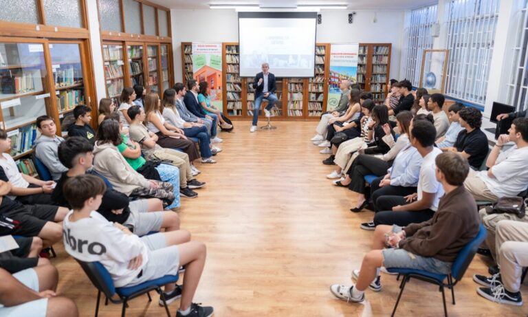 El alumnado del IES Agustín de Betancourt se reúne con Clavijo para conocer el REF