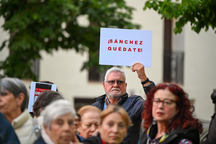Concentraciones en la sede de Ferraz. Asistentes a la manifestación del jueves en apoyo al presidente del Gobierno. EFE