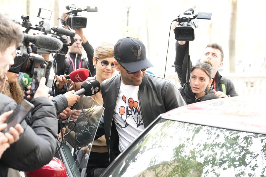 Dani Alves con medios de comunicación a la salida de los juzgados de Barcelona