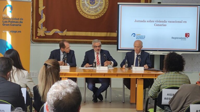 Expertos y miembros del Ejecutivo canario debaten sobre la vivienda vacacional en la ULPGC