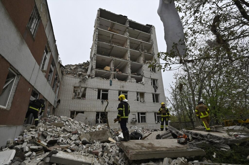 Edificio destruido por un ataque del Ejército de Rusia contra la ciudad de Chernígov, en el norte de Ucrania. Imagen: Europa Press/Contacto/Sergei Chuzavkov