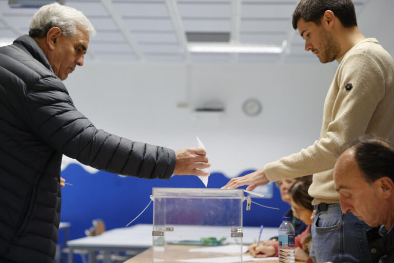 El PNV vuelve a ganar las elecciones vascas pero empata con EH Bildu