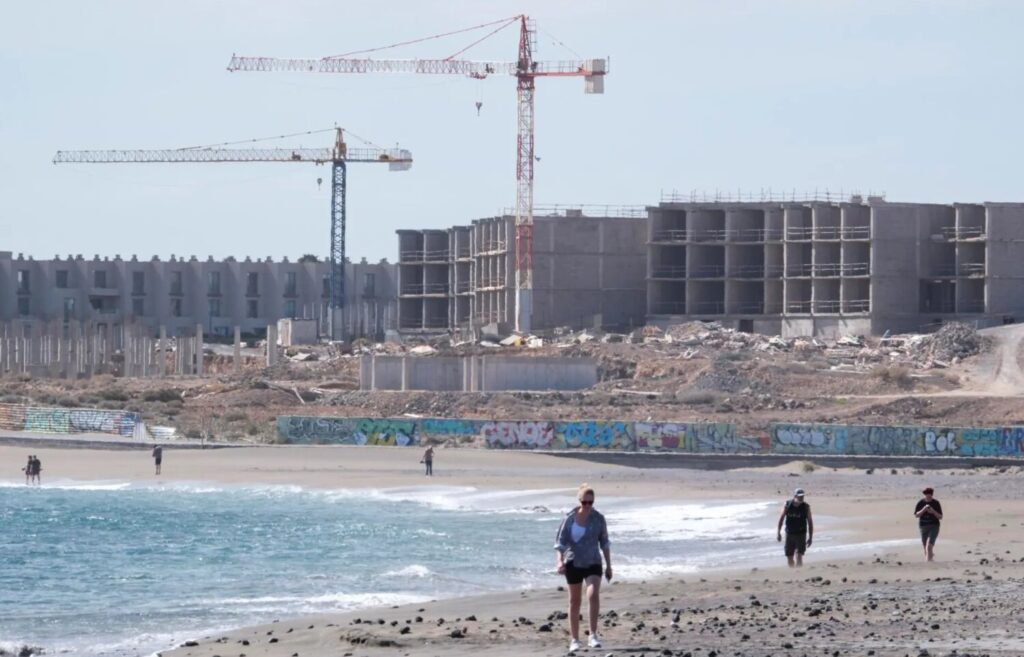 La Tejita, con el hotel en construcción. Imagen EFE