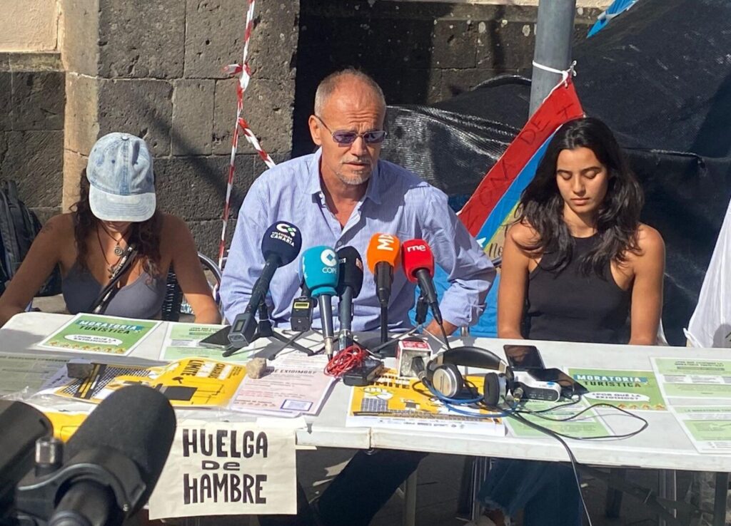 Rueda de prensa en el campamento donde realizan la huelga de hambre en el casco histórico de La Laguna. Imagen RTVC