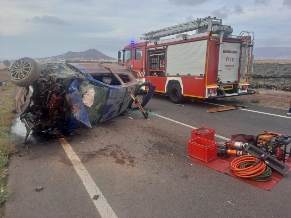 Un hombre resultó herido grave este lunes tras un accidente de tráfico en la carretera LZ-401, en las inmediaciones de la zona de Muñique, en el municipio de Teguise