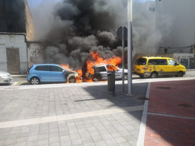 Sofocan el incendio de tres vehículos en Las Palmas de Gran Canaria
