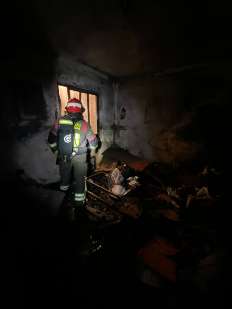 Estado en el que quedó el interior de la vivienda de la calle Aremota en Vecindario / Bomberos de Gran Canaria