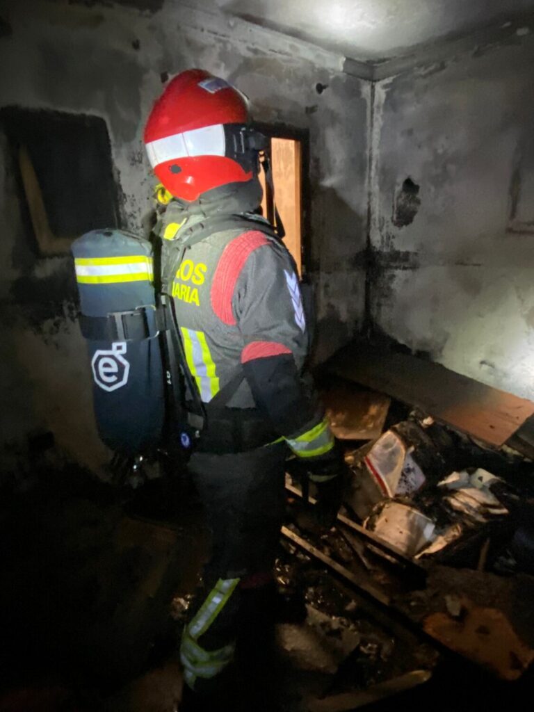 Más de dos horas se necesitaron para la extinción del fuego de la vivienda de Vecindario / Bomberos de Gran Canaria