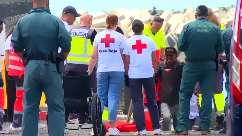 Aproximadamente 150 migrantes rescatados a bordo de un cayuco en aguas de El Hierro
