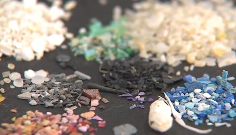 Denuncian la presencia de microplásticos de forma continúa en la playa de Los Cuervitos, en Gran Canaria