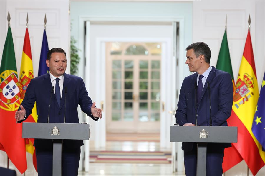El presidente del Gobierno, Pedro Sánchez (d) ofrece una rueda de prensa junto al primer ministro de la República de Portugal, Luís Montenegro (i), tras su encuentro este lunes en el Palacio de la Moncloa. EFE/ Kiko Huesca